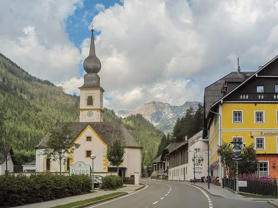 Pfarrkirche zum heiligen Kreuz an der Straße durch Tweng