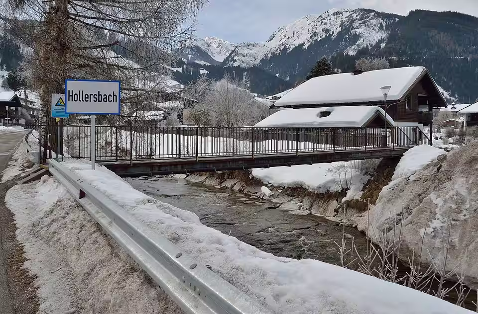 Winterliche Fußgängerbrücke über den Hollersbach in Hollersbach im Pinzgau