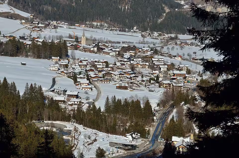 Winterlicher Blick von den Wasserfällen auf Krimml