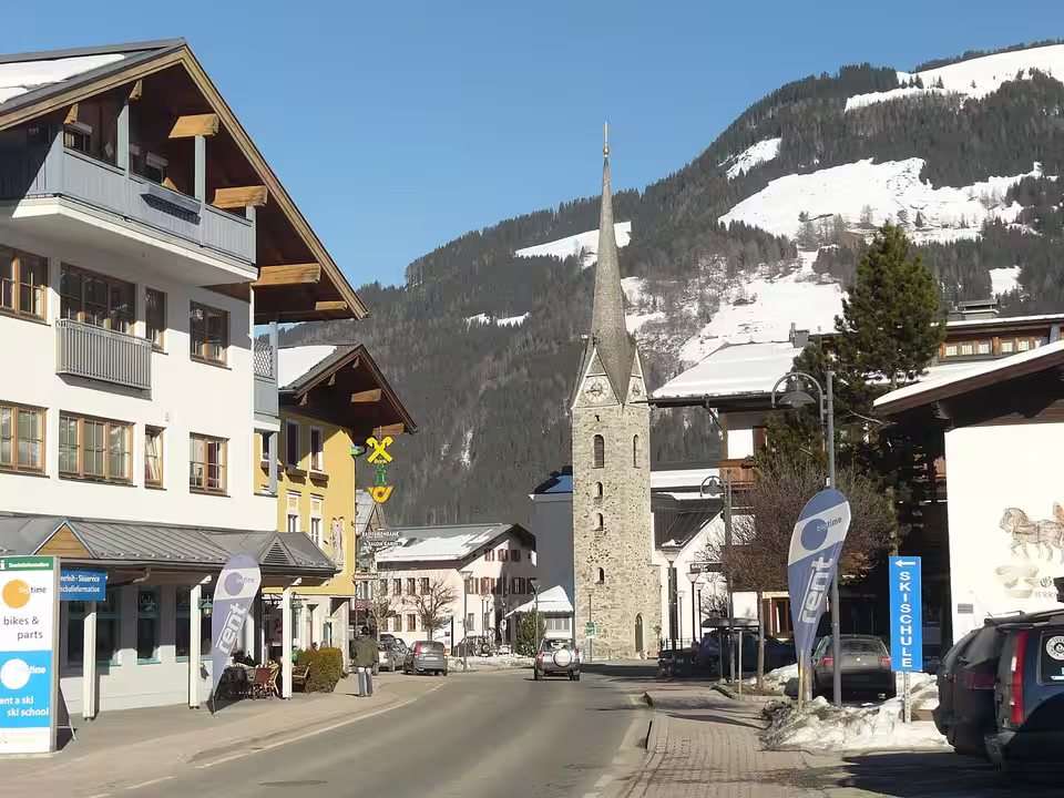 Straße durch Maishofen mit der Pfarrkirche