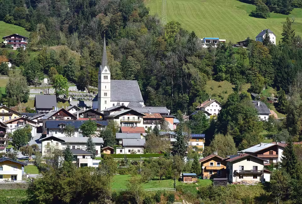 Blick auf Taxenbach mit Kirche und dem Ansitz Penninghof am Hang