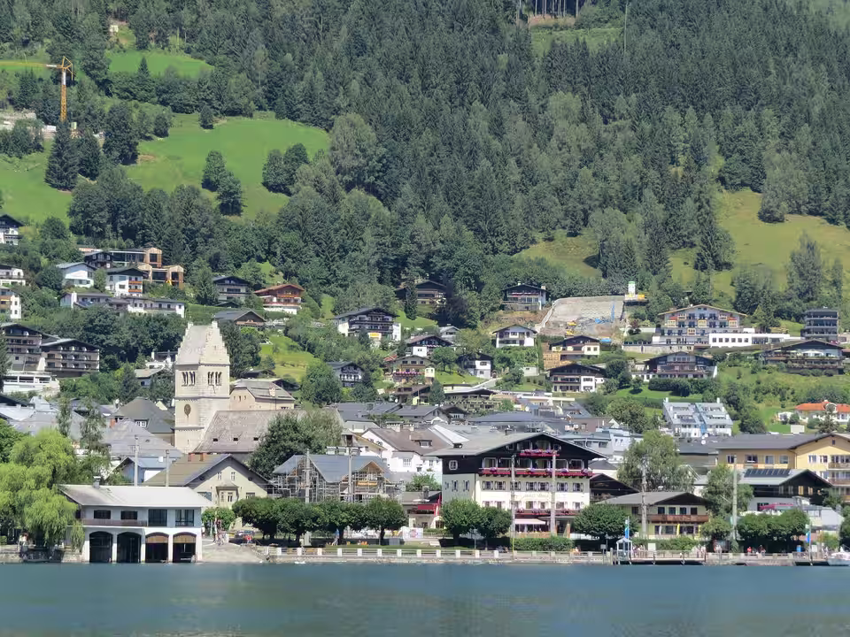 Zell am See vom See aus mit Stadtpfarrkirche St. Hippolyt