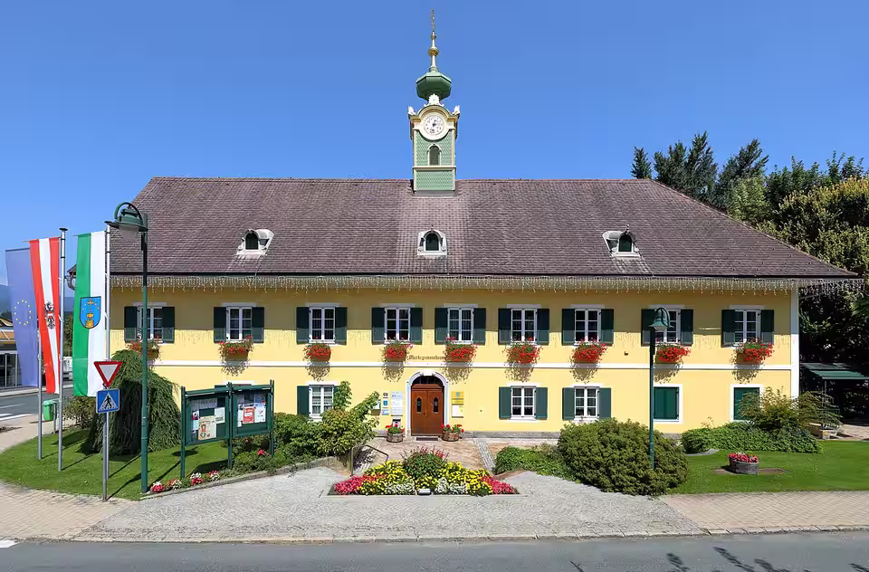 Gemeindeamt von Frauental an der Laßnitz mit Uhrturm und Fahnen