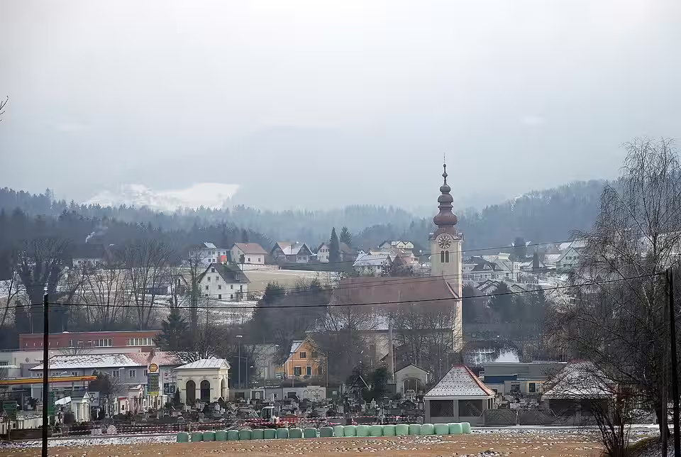 Winterliche Ortsansicht von Eibiswald mit Kirche und Friedhof