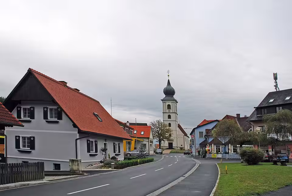 Straße im Ortszentrum von Sankt Stefan ob Stainz mit Pfarrkirche