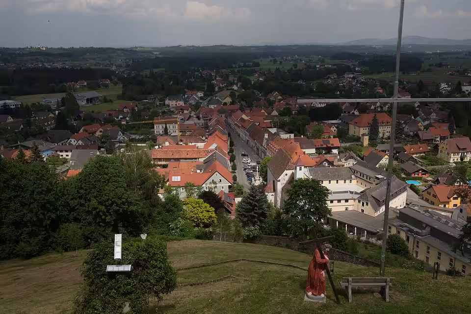 Blick über die Dächer und den Ortskern von Bad Schwanberg