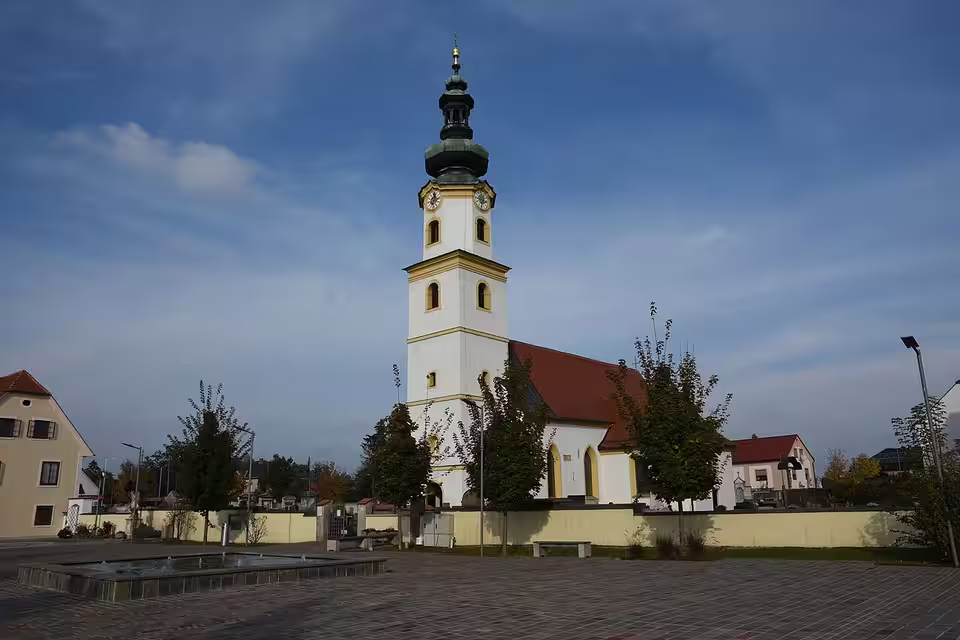 Pfarrkirche von Feldkirchen bei Graz mit gelb-weißem Kirchturm