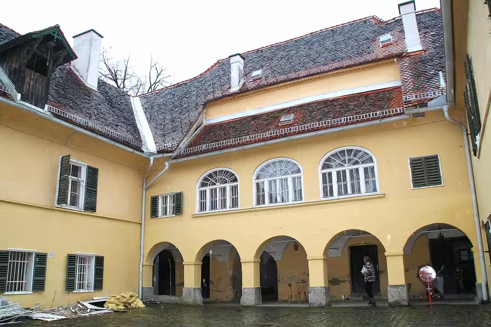 Innenhof und Arkaden von Schloss Reinthal in Hart bei Graz