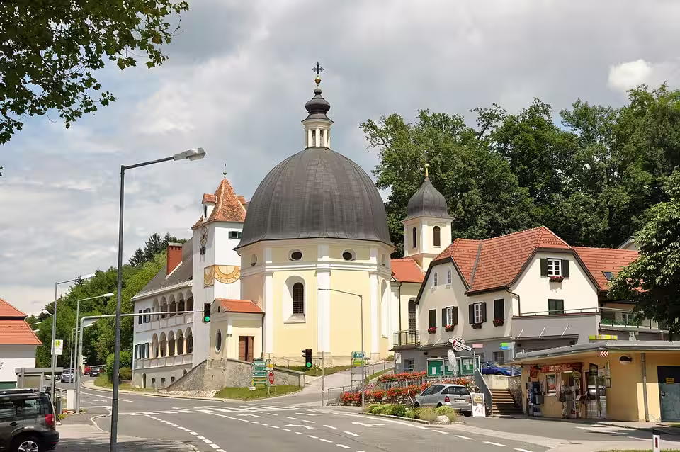 Pfarrkirche und Pfarrhof von Tobelbad an der Straßenkreuzung