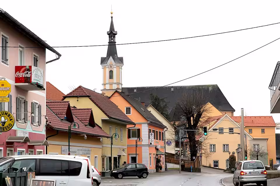 Häuser und Kirche im Ortskern von Hausmannstätten