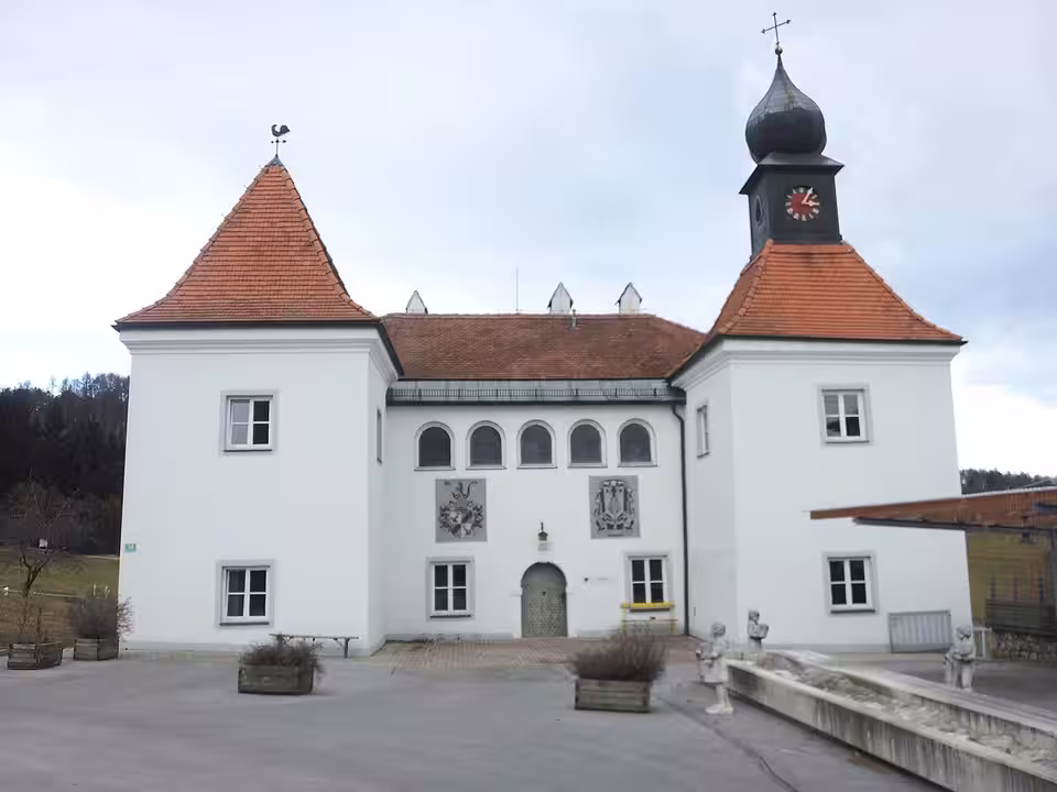 Schloss Kainbach mit zwei Türmen und weißer Fassade