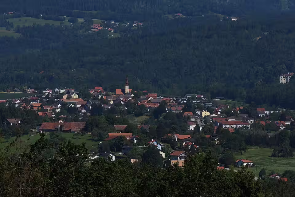 Blick auf Kumberg mit Schloss Kainberg in der bewaldeten Hügellandschaft