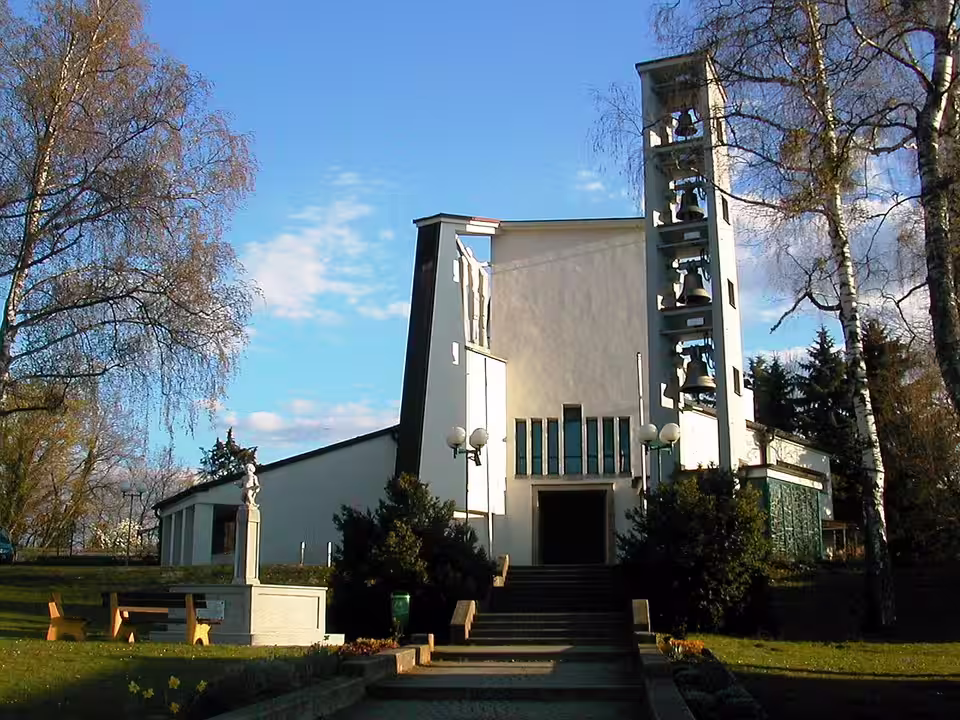Pfarrkirche von Laßnitzhöhe mit freistehendem Glockenturm