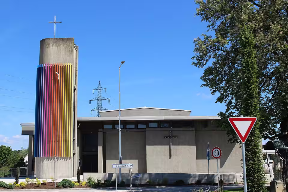 Pfarrkirche von Lieboch mit farbig gestalteter Turmfassade
