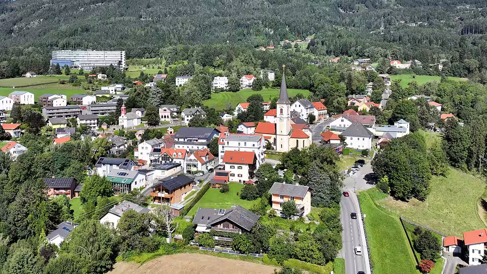 Luftaufnahme von Sankt Radegund bei Graz mit Ortskern und Kirche