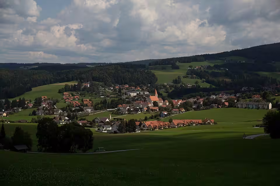 Blick vom Kogel auf Semriach zwischen Wiesen und Wäldern