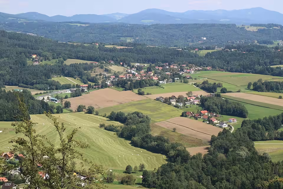 Blick vom Hauenstein auf Niederschöckel und das Gemeindegebiet von Weinitzen