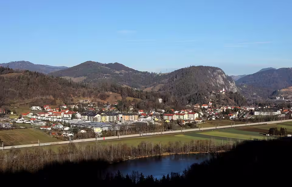 Deutschfeistritz im Murtal vor bewaldeten Bergen