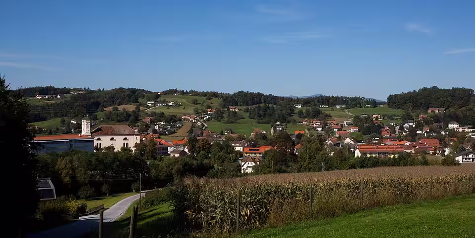 Blick über Felder auf den Ortskern von Eggersdorf bei Graz