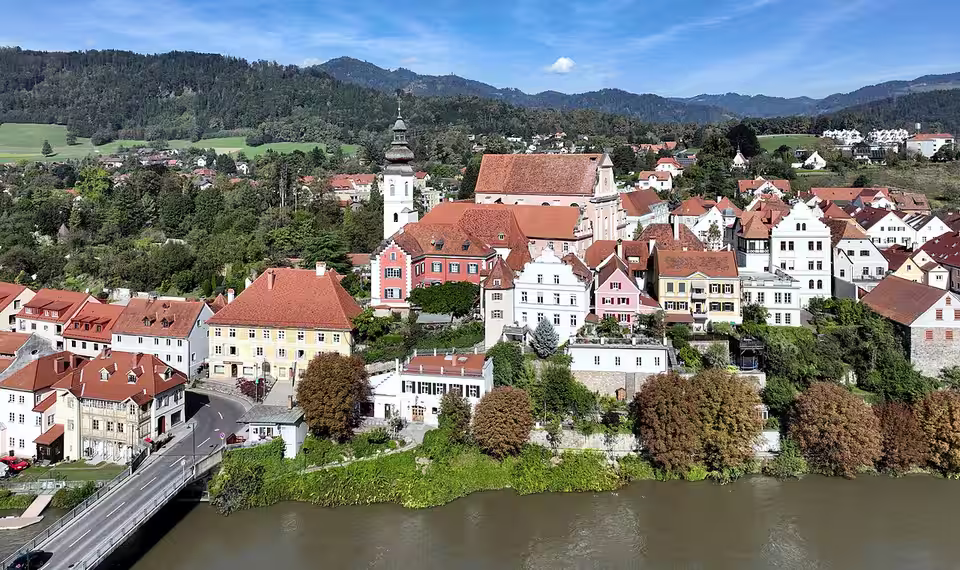 Altstadt von Frohnleiten an der Mur mit Kirche und Brücke