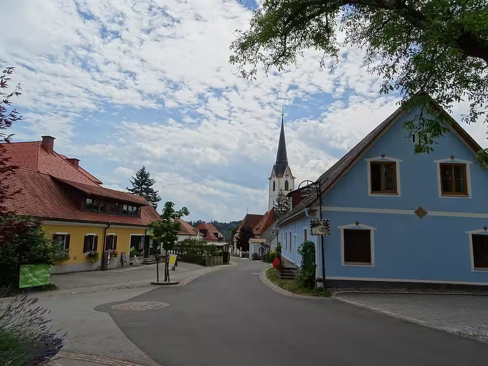Häuser und Kirche an der Ortsdurchfahrt von Hitzendorf