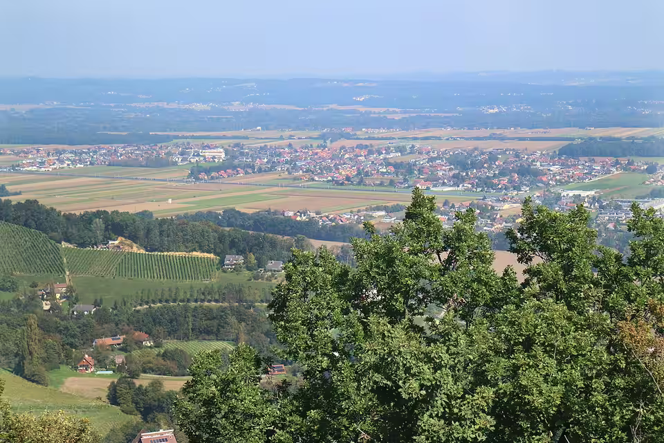 Blick von der Kreuzkogelwarte auf Gralla im Leibnitzer Feld