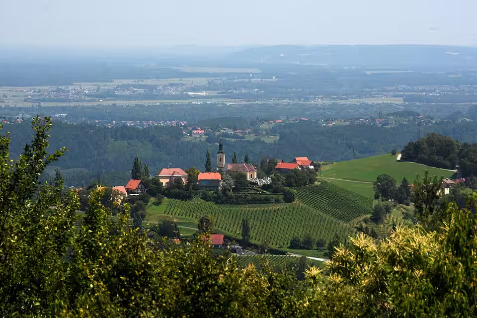 Kitzeck im Sausal mit Kirche, Weingärten und Blick ins Tal