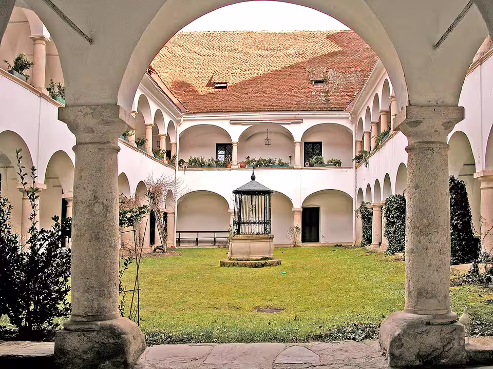 Arkadenhof von Schloss Waldschach in Sankt Nikolai im Sausal