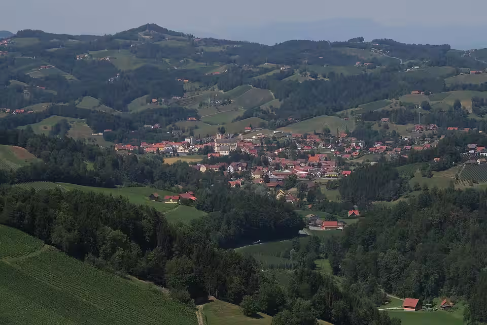 Leutschach an der Weinstraße zwischen bewaldeten Hügeln und Weingärten