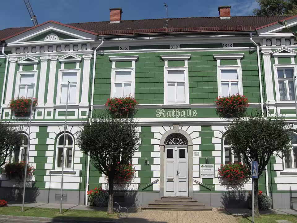 Grün-weiße Fassade des Rathauses von Straß in Steiermark