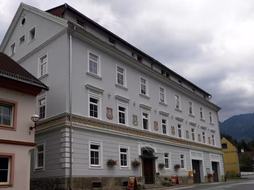 Außenansicht des Rathauses von Eisenerz