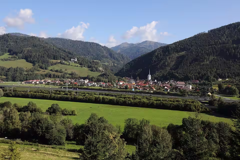 Kalwang mit Kirche und Häusern im Liesingtal
