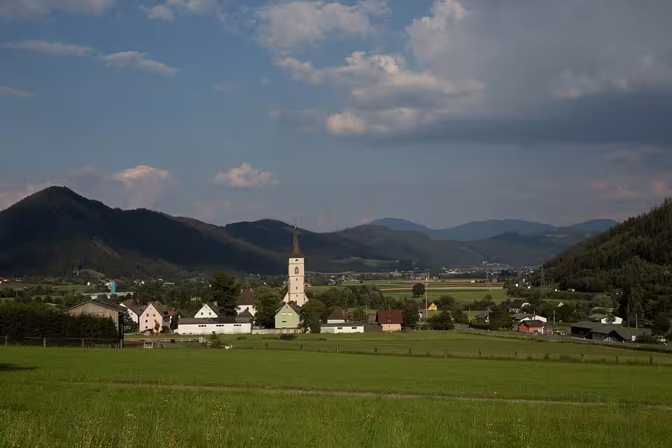 Kammern im Liesingtal mit Kirche hinter grünen Wiesen