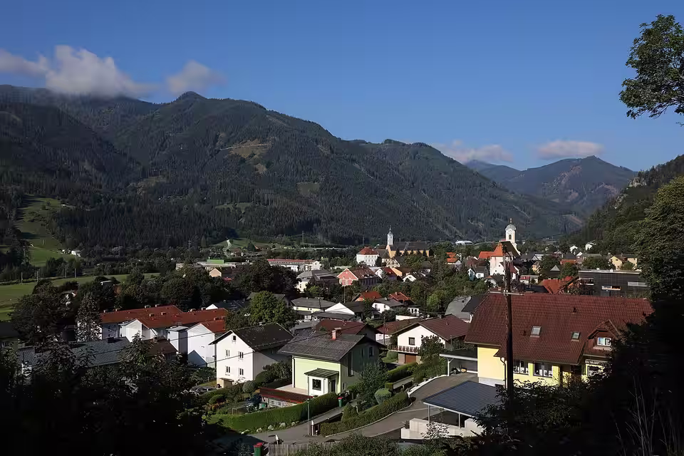 Blick über Mautern in Steiermark und die umliegenden Berge