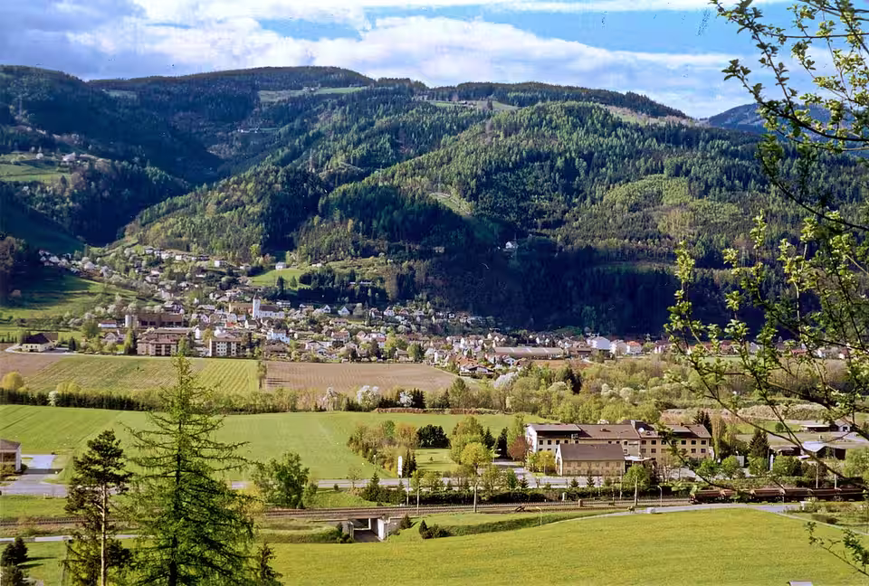 Historische Ansicht von Proleb vor bewaldeten Hängen