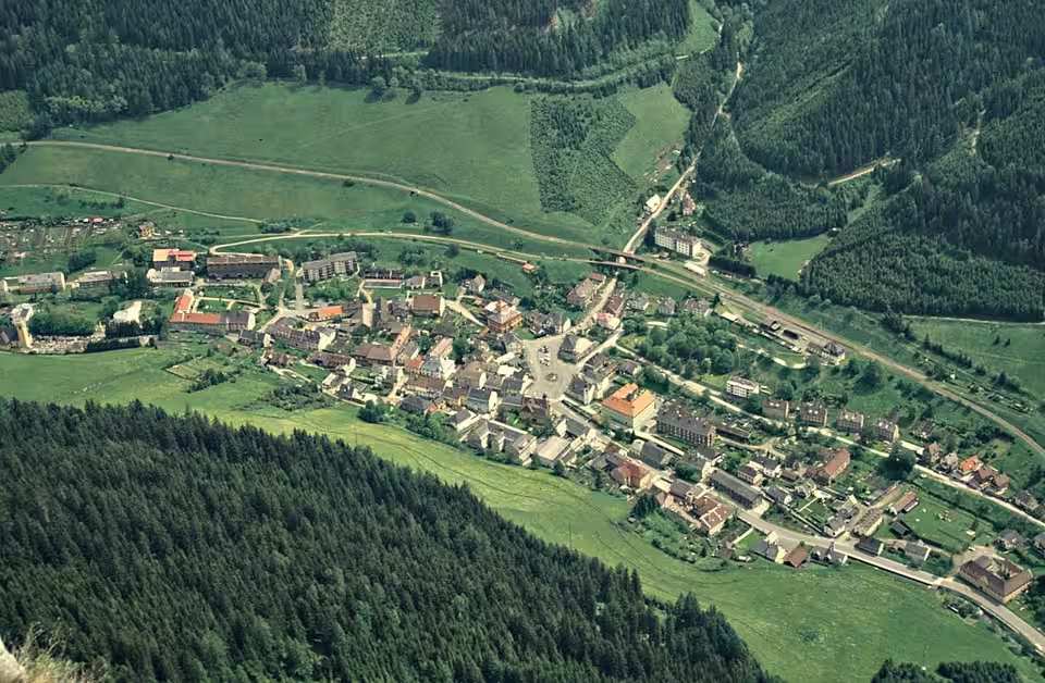 Blick von oben auf Vordernberg im schmalen Tal