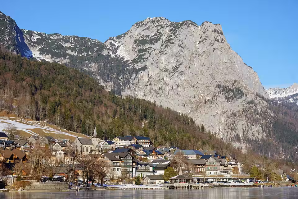 Grundlsee am Seeufer vor der Felswand des Backensteins