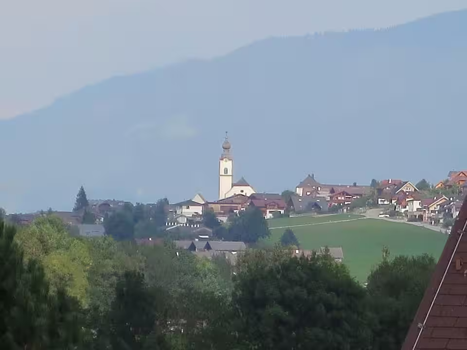 Blick auf Haus im Ennstal mit der Pfarrkirche