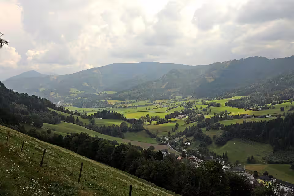 Blick über Lassing und das grüne Tal