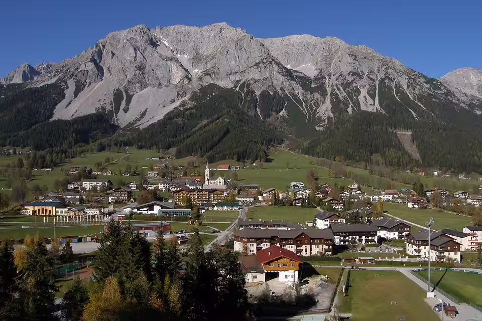 Ramsau am Dachstein vor den Felswänden des Dachsteinmassivs
