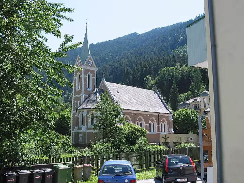 Pfarrkirche von Selzthal vor einem bewaldeten Berghang
