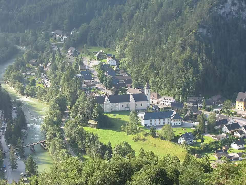 Blick auf Wildalpen mit Kirche und Salza