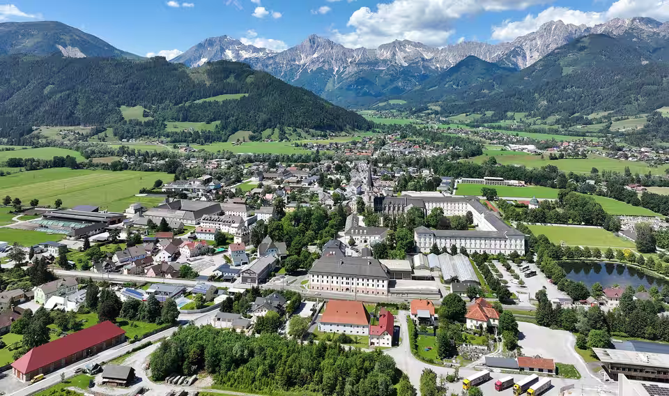 Admont mit Stift und Haller Mauern, von Süden gesehen