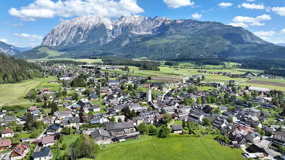 Luftaufnahme von Bad Mitterndorf vor dem Grimming