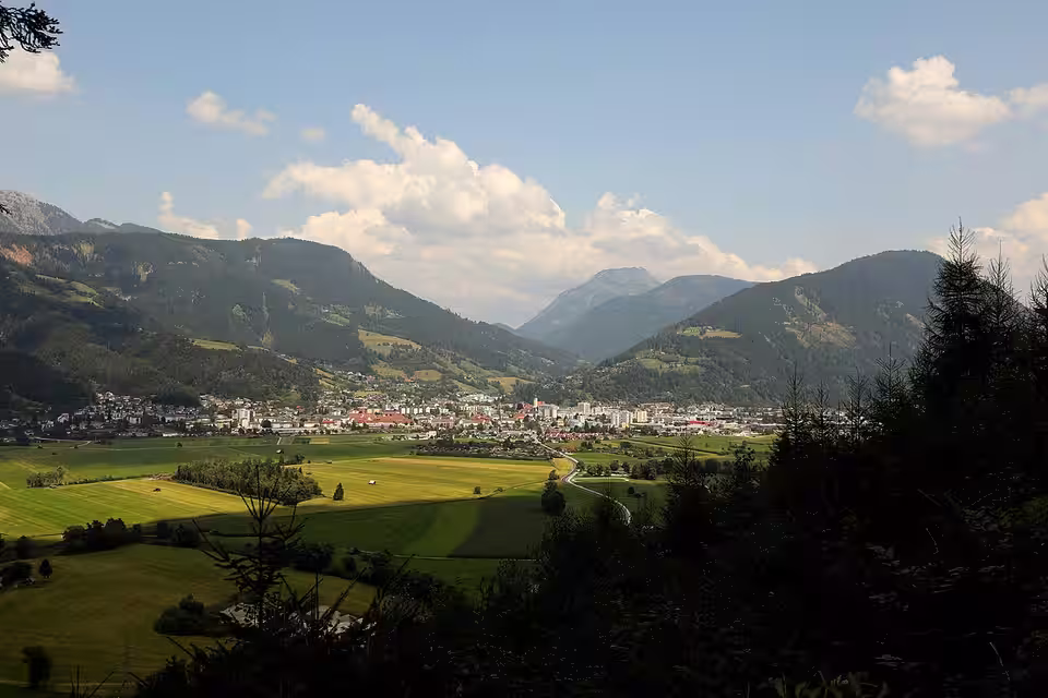 Liezen im Tal zwischen Feldern und Bergen