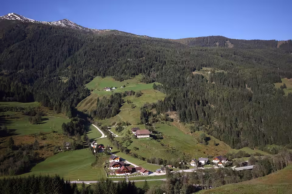 Häuser und Wiesen im Großsölktal