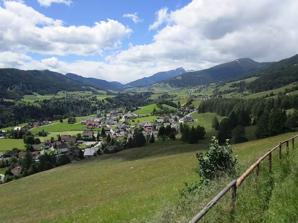 Blick vom Kalvarienberg über Krakaudorf und das Krakauer Hochtal