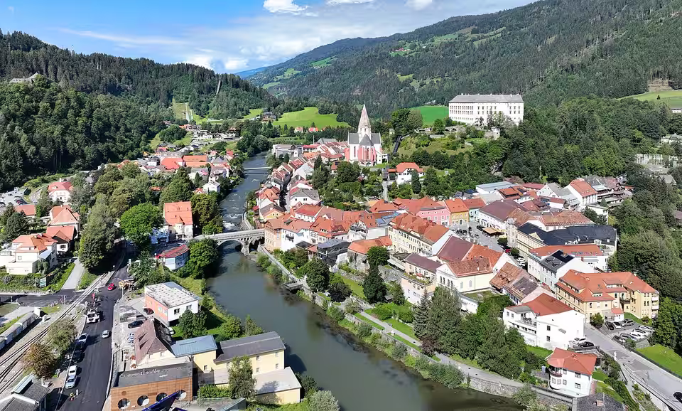Luftaufnahme von Murau mit Mur, Brücken und Schloss Obermurau