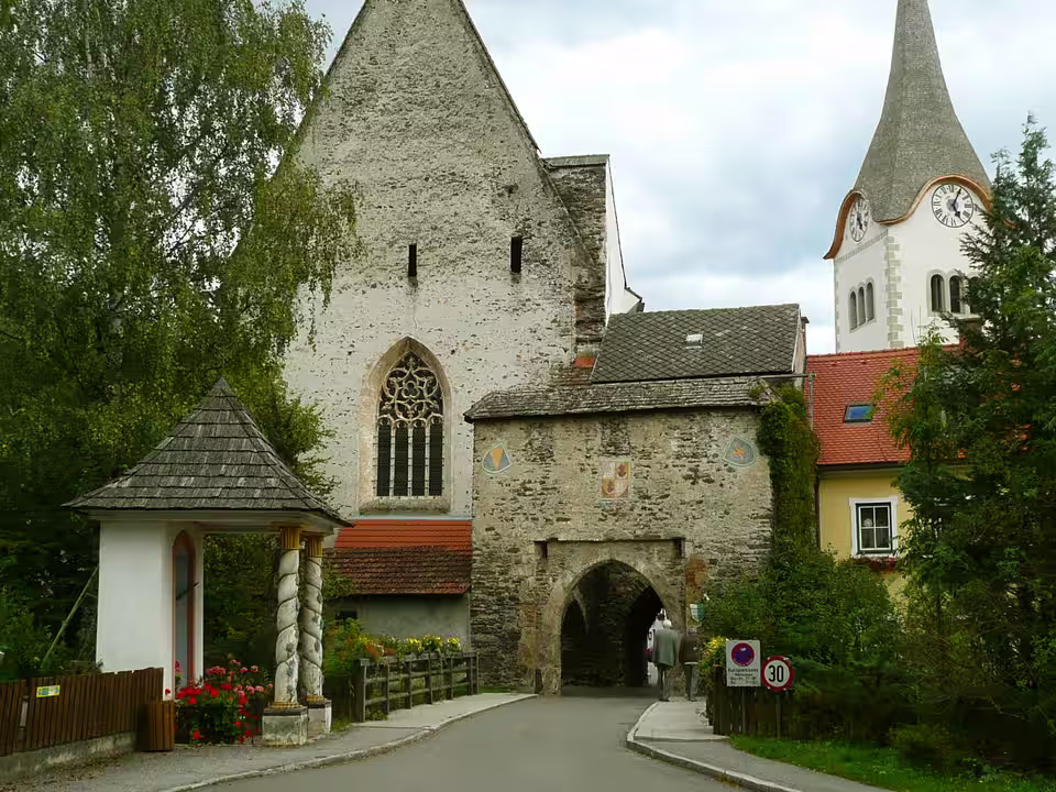 Spitalskirche und Hintereggertor in Oberwölz
