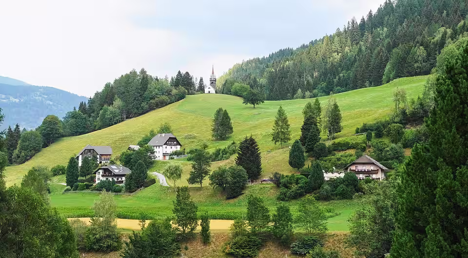 Häuser, Wiesen und Kirche in Pirning, Gemeinde Stadl-Predlitz